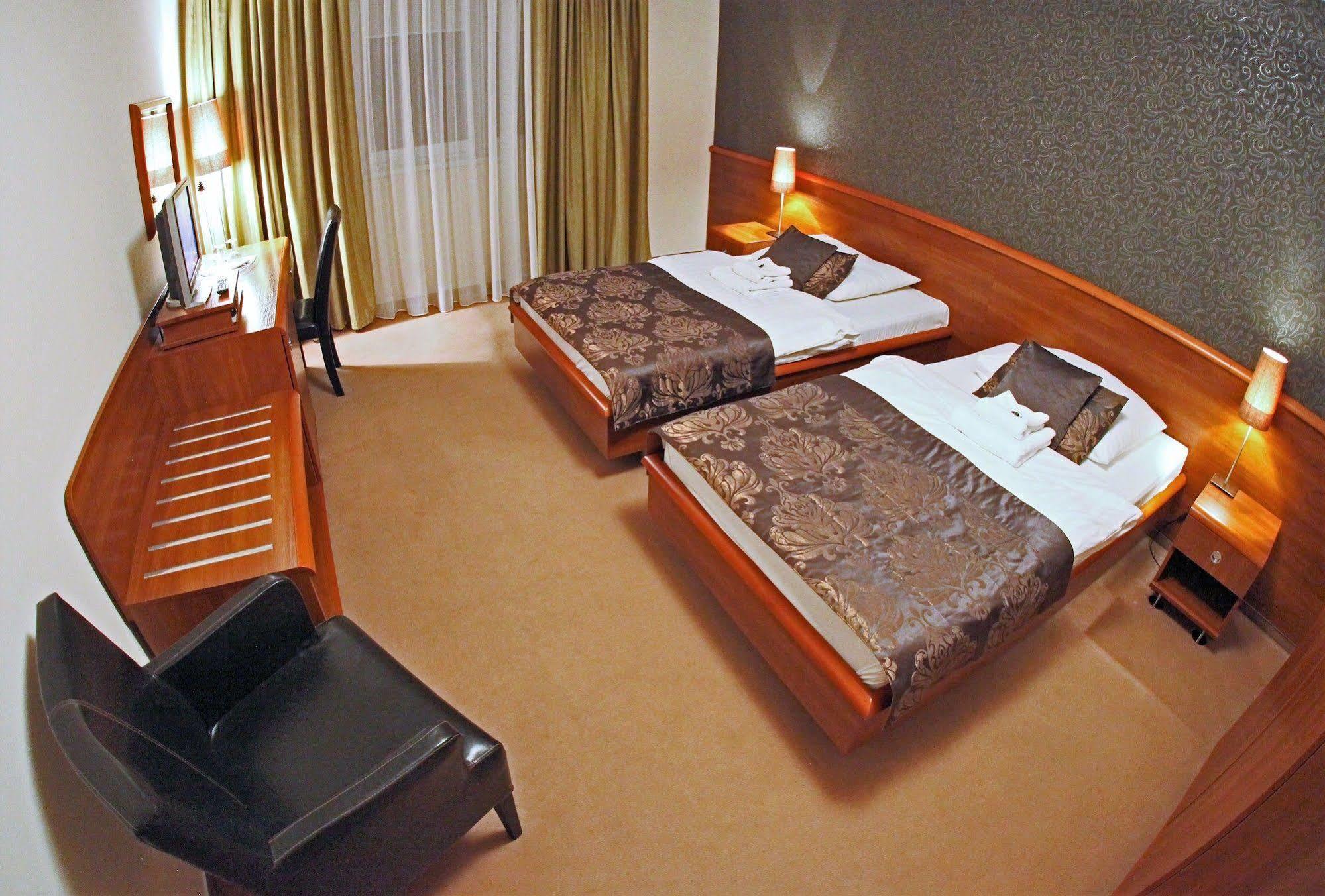 Hotel Centrum Neutra Exterior foto